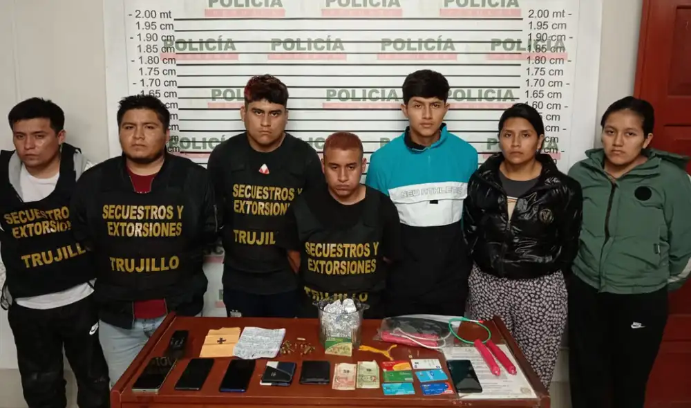 A estos delincuentes se les decomisó una moto y varias pistolas. Foto: PNP
