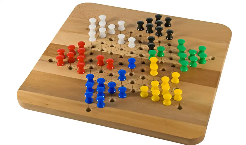 En las damas chinas, pueden jugar hasta 6 jugadores de manera simultánea. Foto: iStock