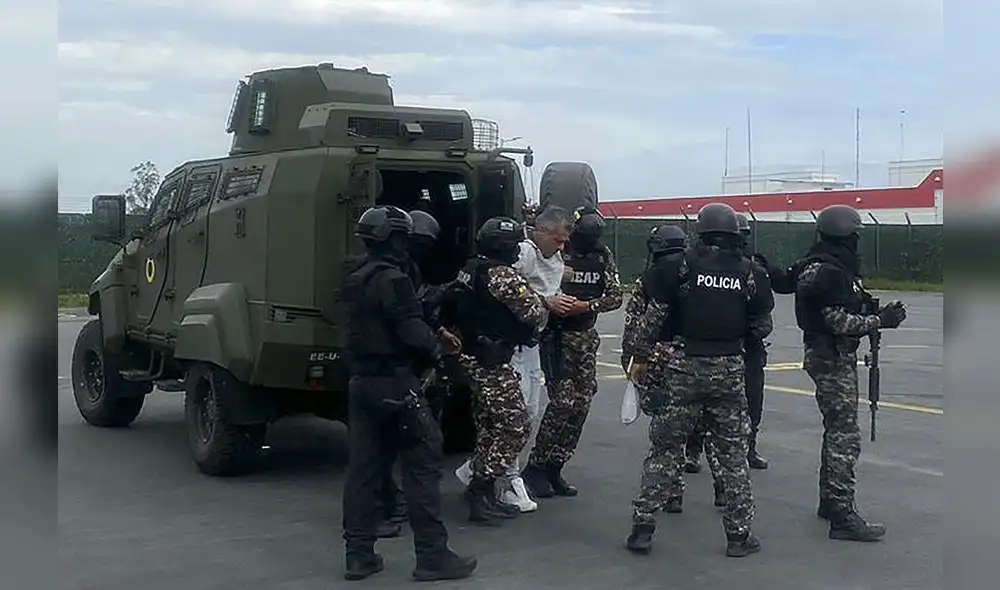 Jorge Glas cuando fue trasladado al penal de máxima seguridad La Roca, de Guayaquil. Sus abogados piden tener contacto con él. Foto: AFP