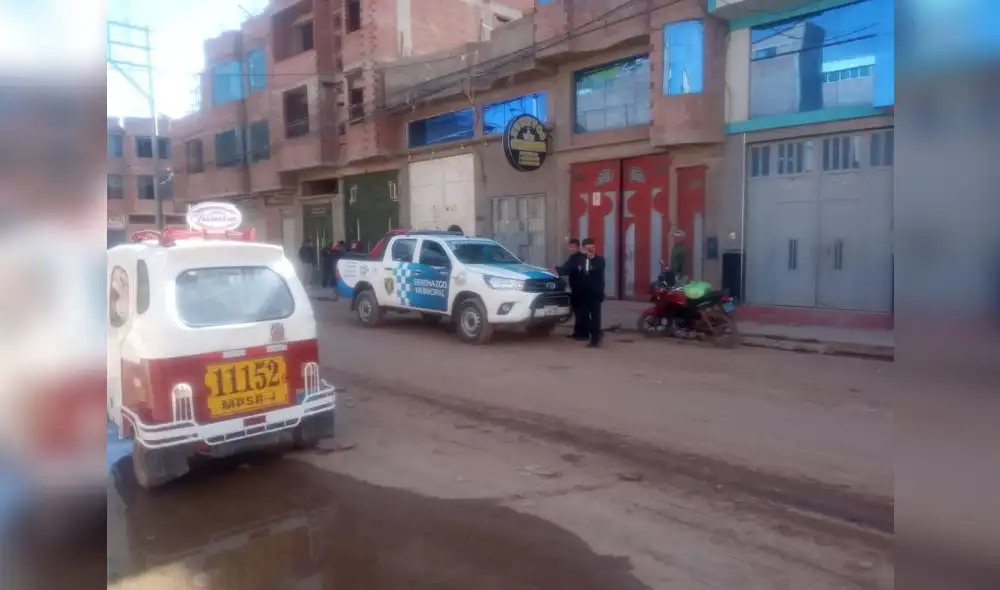 Serenos de la localidad llegan a verificar tormentosa muerte. Foto: Cinthia Alvarez - LR Serenos de la localidad llegan a verificar tormentosa muerte. Foto: Cinthia Alvarez - LR