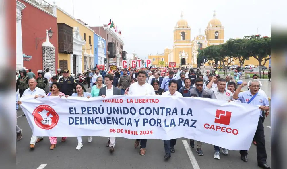 Autoridades y trabajadores marcharon juntos en Trujillo pidiendo el fin de la violencia. Difusión Autoridades y trabajadores marcharon juntos en Trujillo pidiendo el fin de la violencia. Difusión