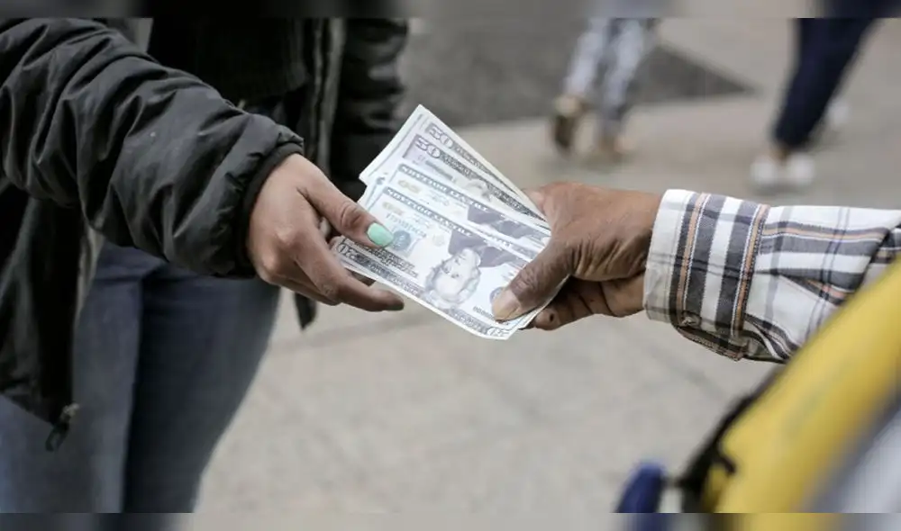 Revisa aquí cuánto cambian los precios promedio del dólar en cambistas y bancos
