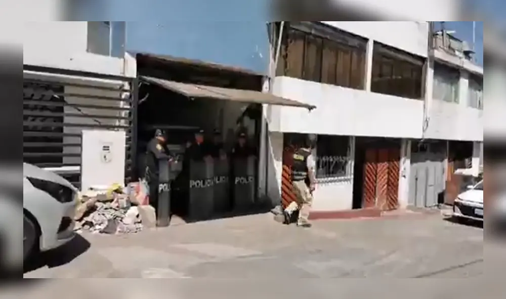 Agentes de la Fiscalía y PNP incautaron documentos durante allanamiento. Foto: HBA Noticias Agentes de la Fiscalía y PNP incautaron documentos durante allanamiento. Foto: HBA Noticias