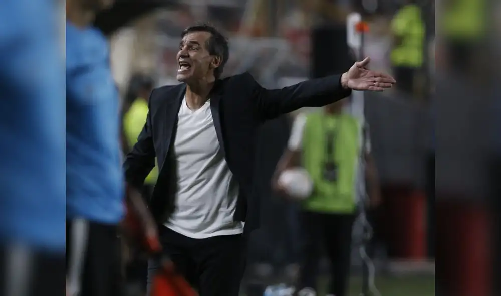 Universitario, de la mano de Bustos, disputa el primer lugar del Torneo Apertura con Sporting Cristal. Foto: La República/Luis Jiménez Universitario, de la mano de Bustos, disputa el primer lugar del Torneo Apertura con Sporting Cristal. Foto: La República/Luis Jiménez