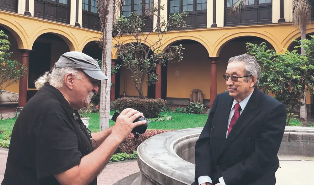Poeta. El director de cine junto al poeta durante parte de la grabación en la casona de San Marcos. Se estrenará el 28 de abril en el Jazz Zone, de Miraflores. Foto: difusión Poeta. El director de cine junto al poeta durante parte de la grabación en la casona de San Marcos. Se estrenará el 28 de abril en el Jazz Zone, de Miraflores. Foto: difusión