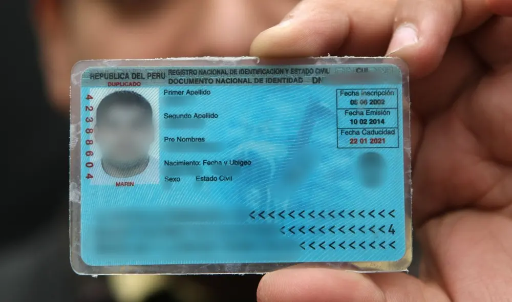 La obtención del DNI azul cuesta S/30. Foto: Andina