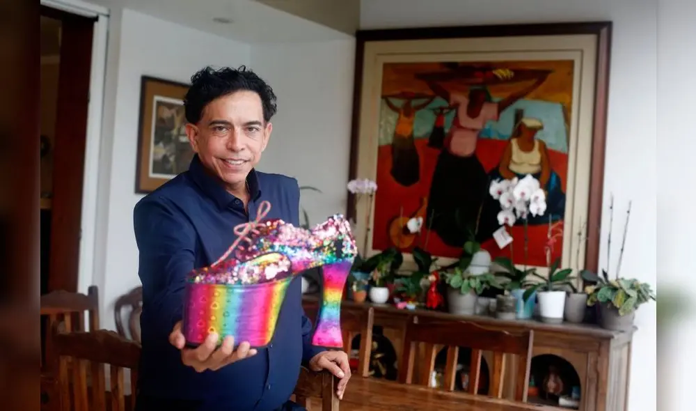 Ernesto Pimentel muestra uno de los zapatos de plataforma que usa Chabuca, su personaje icónico.