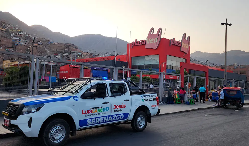Personal de Fiscalización cerró el supermercado durante varias horas. Foto: Mirian Torres/La República