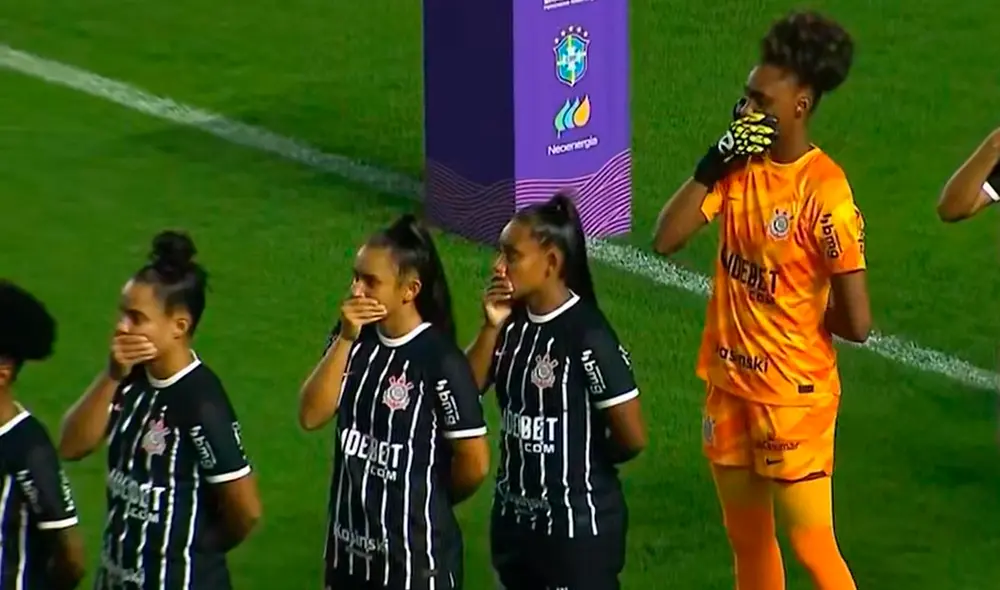 Las jugadoras de Corinthians se taparon la boca durante el clásico ante Santos Futebol Clube. Foto: SporTV Las jugadoras de Corinthians se taparon la boca durante el clásico ante Santos Futebol Clube. Foto: SporTV