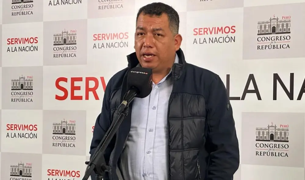 El congresista Espinoza presentó un proyecto de ley para que parlamentarios puedan postular a cargos regionales. Foto Andina El congresista Espinoza presentó un proyecto de ley para que parlamentarios puedan postular a cargos regionales. Foto Andina