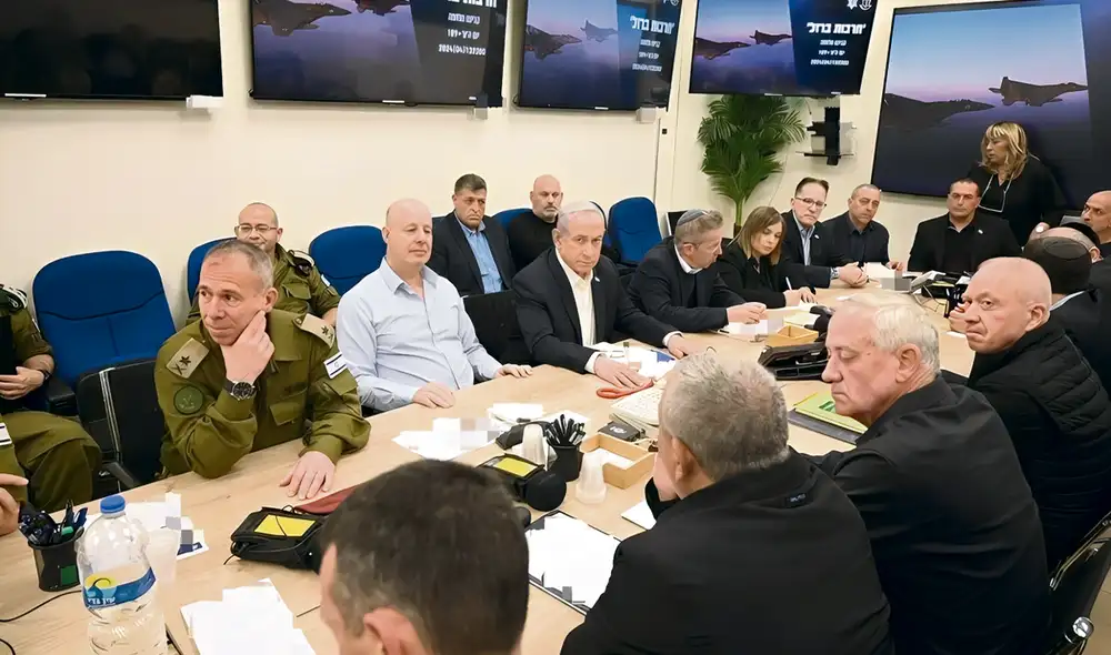 Evalúa respuesta. Líder israelí se reúne con su gabinete mientras Joe Biden y otros líderes aliados le piden no atacar. Foto: AFP