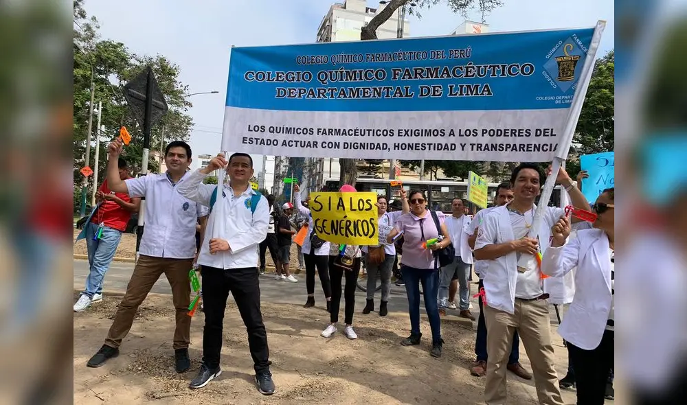 Con carteles en mano, farmacéuticos exigen al Gobierno revisar el DU 005-2024. Foto: Difusión Con carteles en mano, farmacéuticos exigen al Gobierno revisar el DU 005-2024. Foto: Difusión