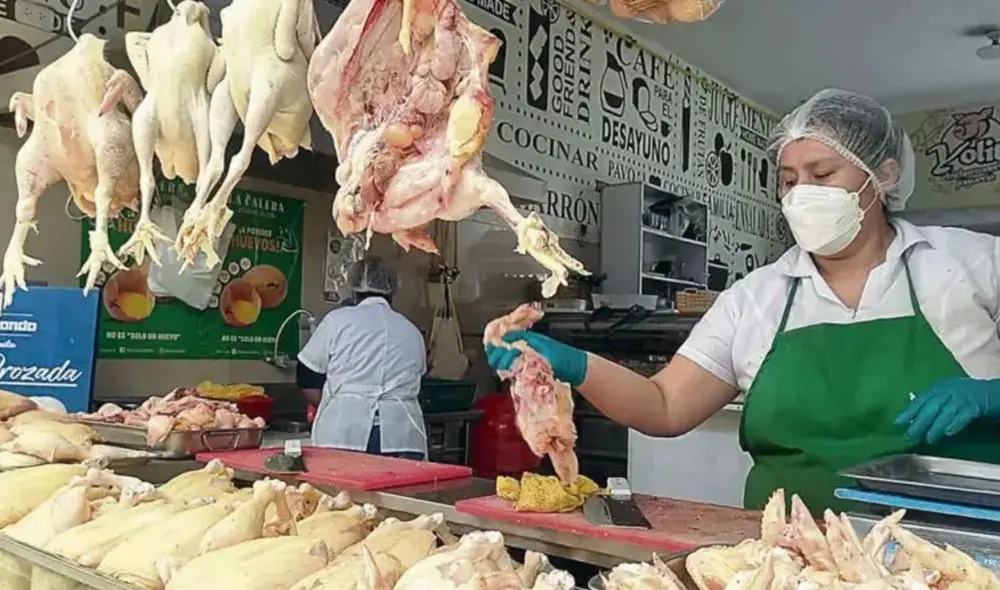 En la web Agrochatea, el pollo vivo se encuentra a S/6,92 el kilo. Foto: Andina