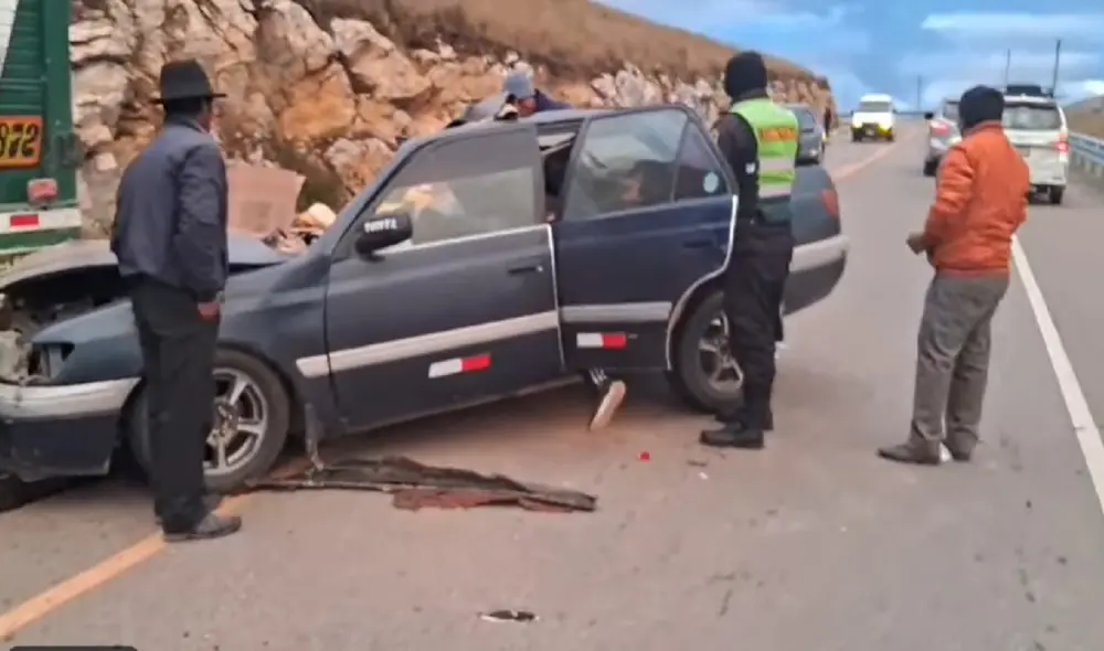 Agentes de la Policía investigan el accidente registrado en Huancayo. Foto: La República Agentes de la Policía investigan el accidente registrado en Huancayo. Foto: La República