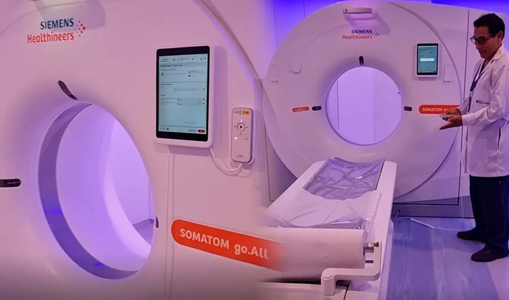 "El equipo de tomografía es fundamental para la atención de emergencias, de cirugías de alta complejidad y patologías que son de difícil diagnóstico", informó el director ejecutivo de la Clínica San Juan de Dios. Foto: composición LR/Andrea Jara