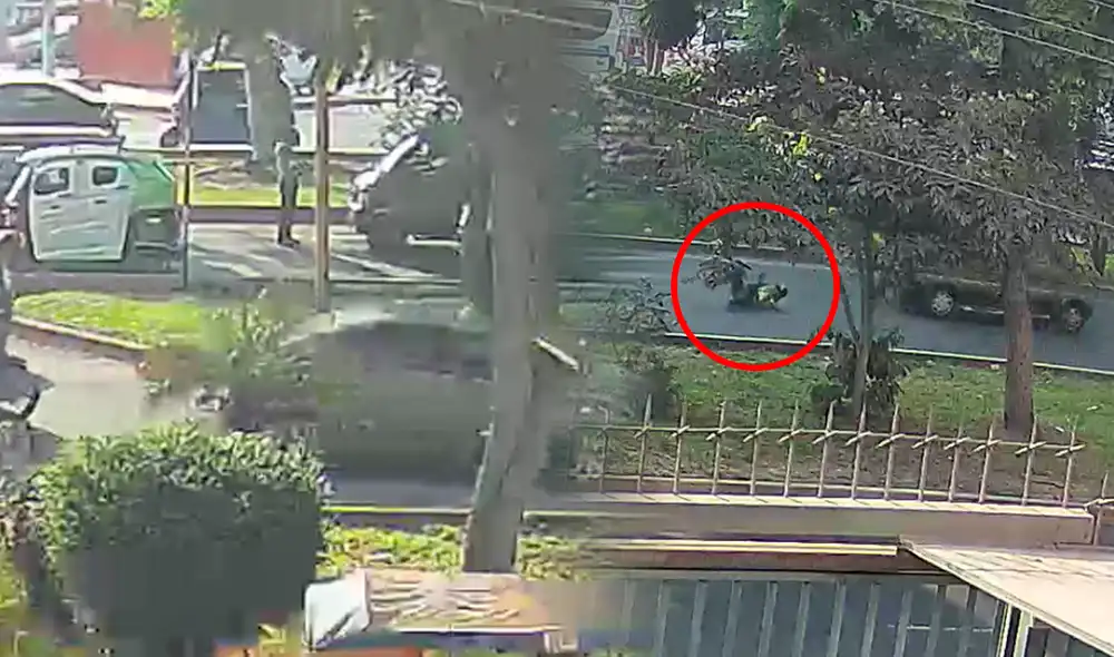 La miniván se escapó de forma rauda de la escena. Foto: composición LR/difusión