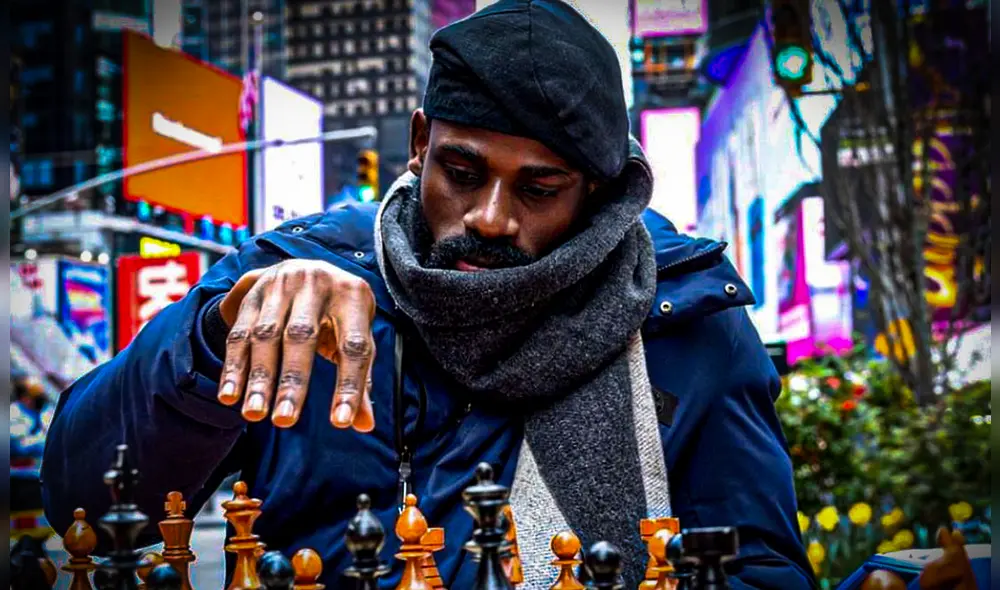 Campeón de ajedrez de Nigeria bate récord tras pasar 60 horas en una serie de partidas de ajedrez en Times Square. Foto: composición LR/Premium Times Nigeria Campeón de ajedrez de Nigeria bate récord tras pasar 60 horas en una serie de partidas de ajedrez en Times Square. Foto: composición LR/Premium Times Nigeria