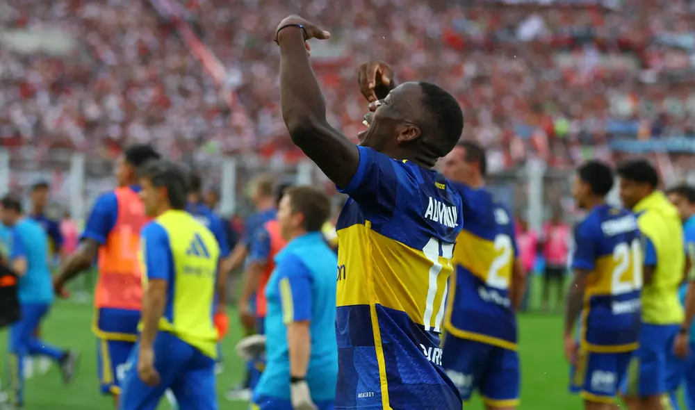 Luis Advíncula jugó todo el partido en la victoria de Boca Juniors ante River Plate. Foto: AFP