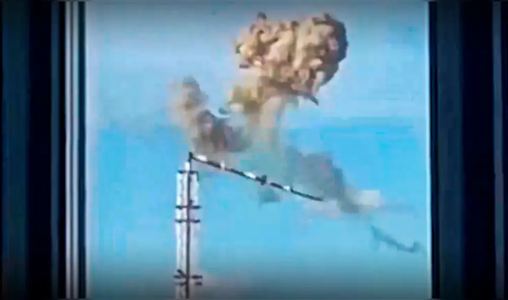 Las imágenes del lugar de los hechos mostraban cómo el mástil principal de la torre se desprendía y caía mientras una nube de humo se elevaba hacia el cielo. Foto: LR/RT. Video: @maria_avdv/X Las imágenes del lugar de los hechos mostraban cómo el mástil principal de la torre se desprendía y caía mientras una nube de humo se elevaba hacia el cielo. Foto: LR/RT. Video: @maria_avdv/X