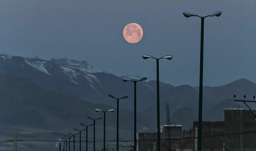 La luna llena de abril recibe el nombre de luna rosa. Foto: Pixabay/composición LR