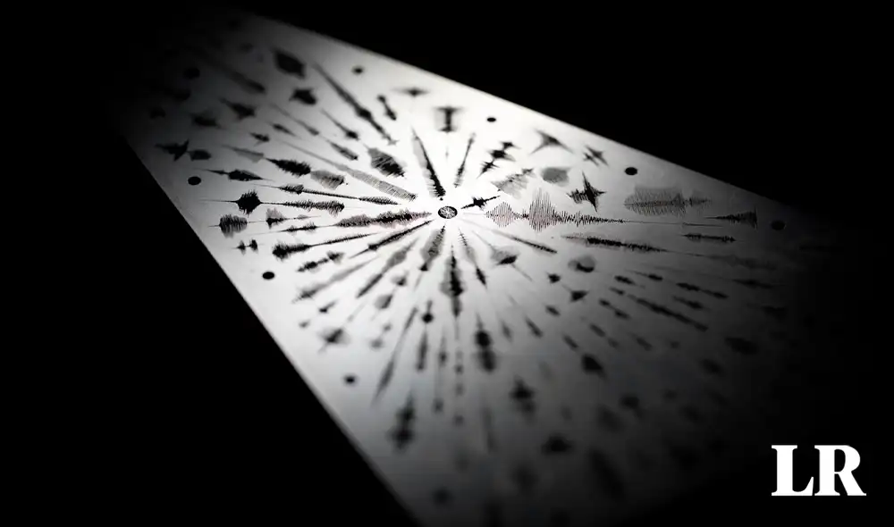 La placa está hecha del metal de tantalio y tiene un tamaño aproximado de 18 por 28 cm. Foto: NASA