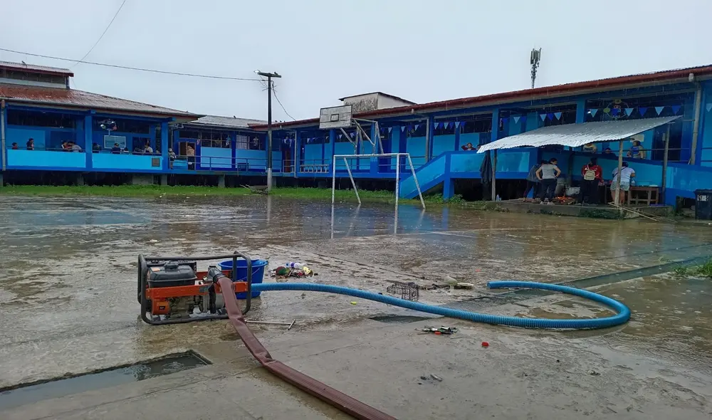 Estudiantes en riesgo de adquirir enfermedades a consecuencia de inundación de colegio. Foto: Yazmin Araujo LR