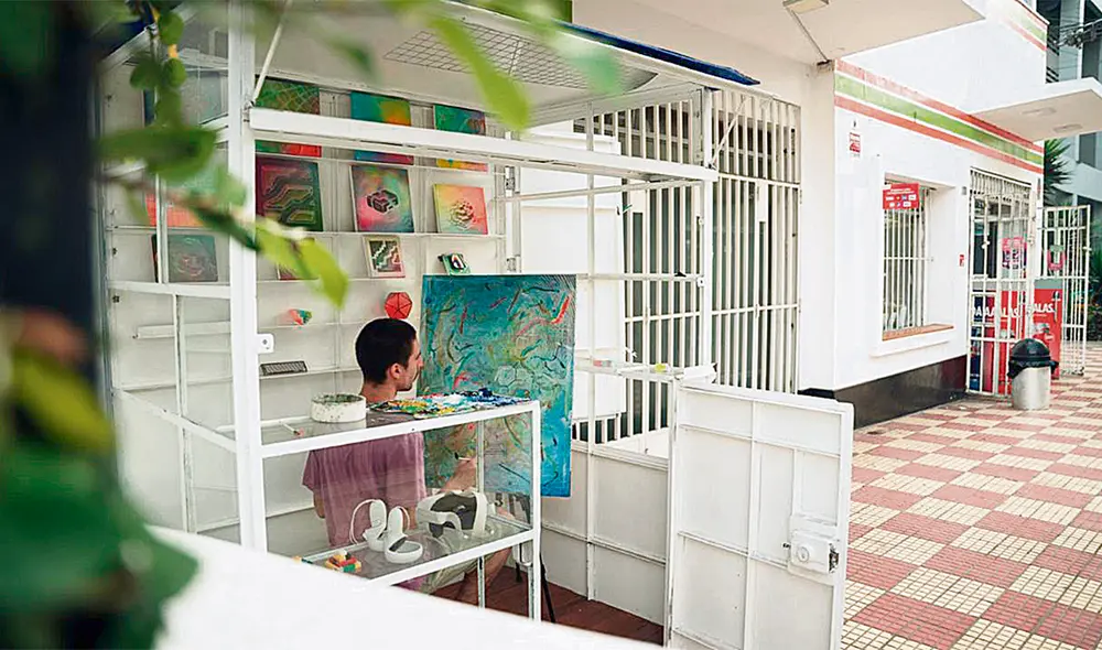 Performance. Kouri pintando en el mismo quiosco de manera abierta al público que camina por la zona. En Arístides Aljovin 184, Miraflores. Foto: difusión