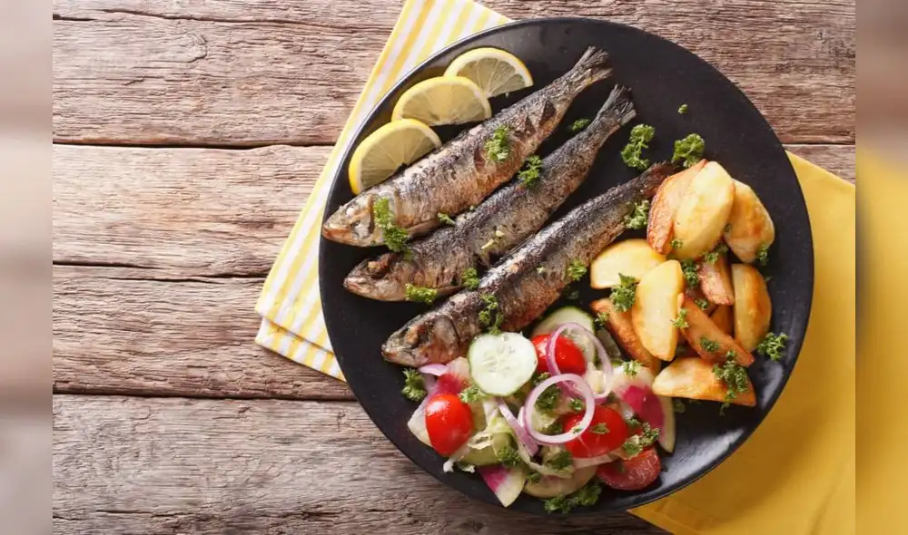 Optar por sardinas en lugar de pollo no solo puede ayudar a mejorar la salud y reducir gastos, sino también aportar a la sostenibilidad ambiental. Foto: Mejor con salud