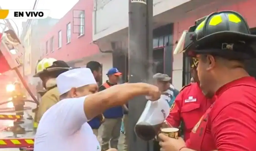 Café caliente y pan. Un panadero del lugar resaltó el trabajo continuo de los bomberos y, en agradecimiento, les ofreció desayuno. Foto: captura ATV