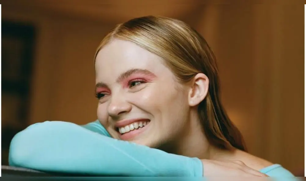 Freya Allan. Interpreta a Nova, personaje humano principal de la última entrega de la épica saga El planeta de los simios: nuevo reino. Foto: Internet Freya Allan. Interpreta a Nova, personaje humano principal de la última entrega de la épica saga El planeta de los simios: nuevo reino. Foto: Internet