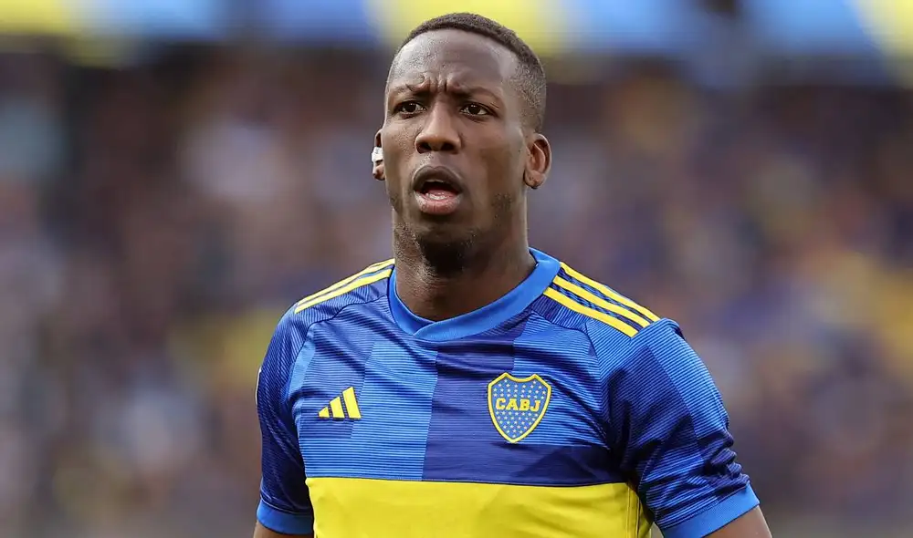 Luis Advíncula arrancó como suplente en la derrota de Boca Juniors ante Fortaleza. Foto: AFP