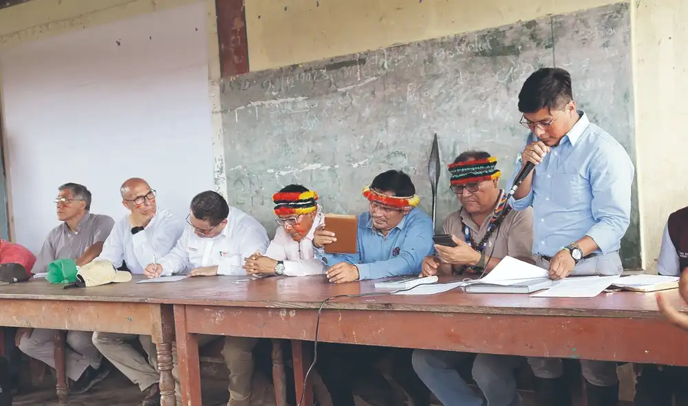 Acta. Representantes del Estado y autoridades wampis firman el documento de compromiso. Foto: difusión Acta. Representantes del Estado y autoridades wampis firman el documento de compromiso. Foto: difusión