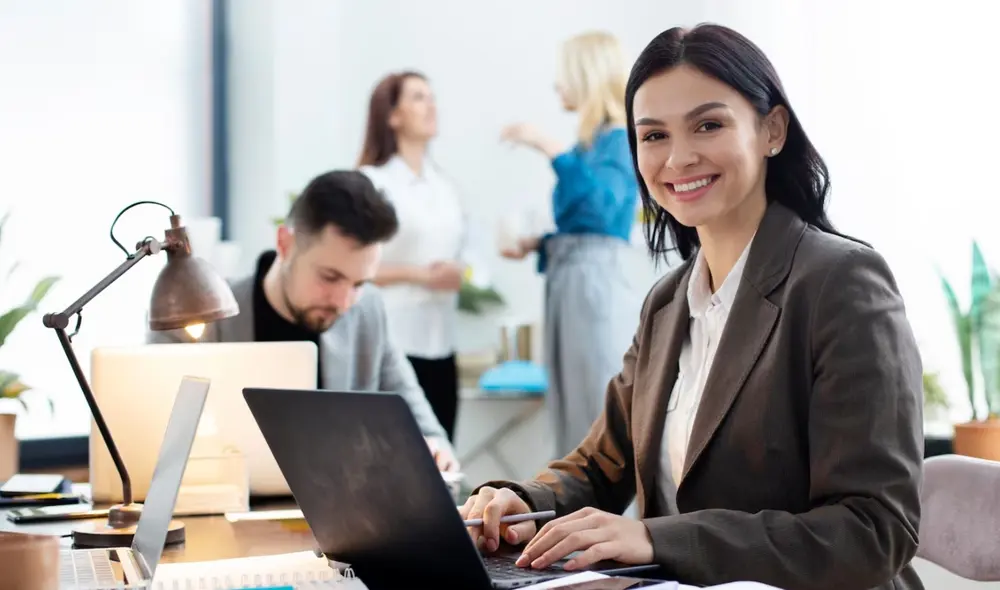 Día de la secretaria se celebra en Perú desde hace más de 40 años. Foto: Freepik