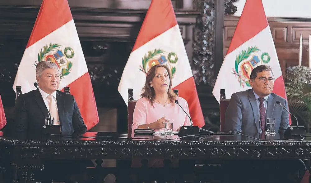 Descrédito de Dina Boluarte se basa en las contradicciones entre lo que dice y hace como presidenta de la República. Foto: John Reyes/La República Descrédito de Dina Boluarte se basa en las contradicciones entre lo que dice y hace como presidenta de la República. Foto: John Reyes/La República