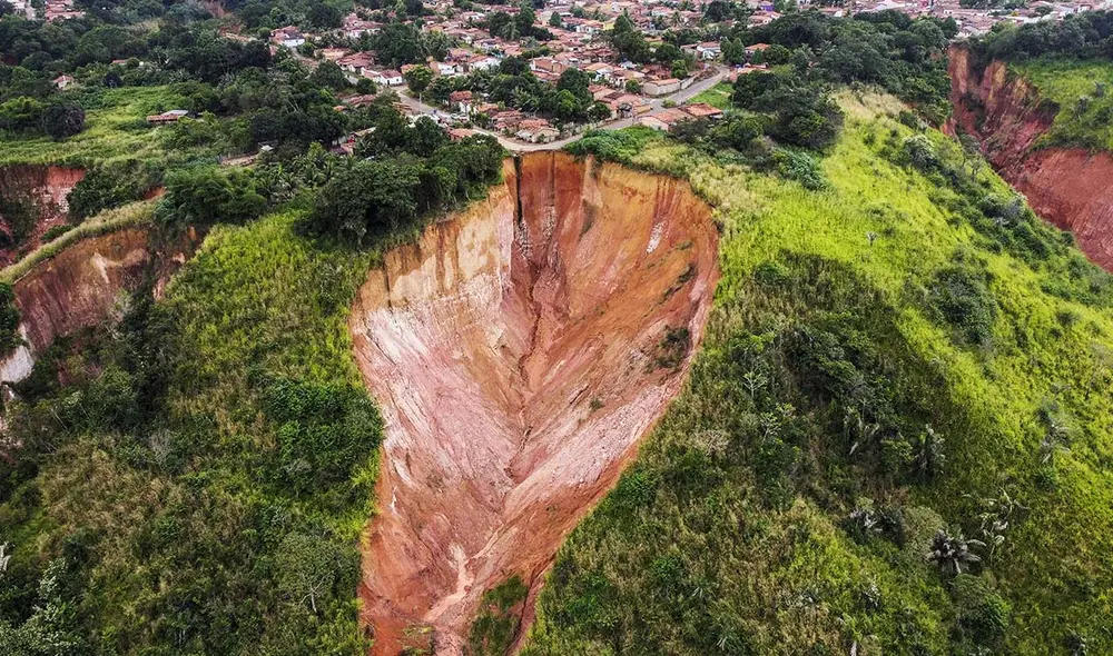 Una zanja de más de 70 metros de profundidad se ha generado en una ciudad en Sudamérica y amenaza a más de 70.000 personas. Foto: AFP