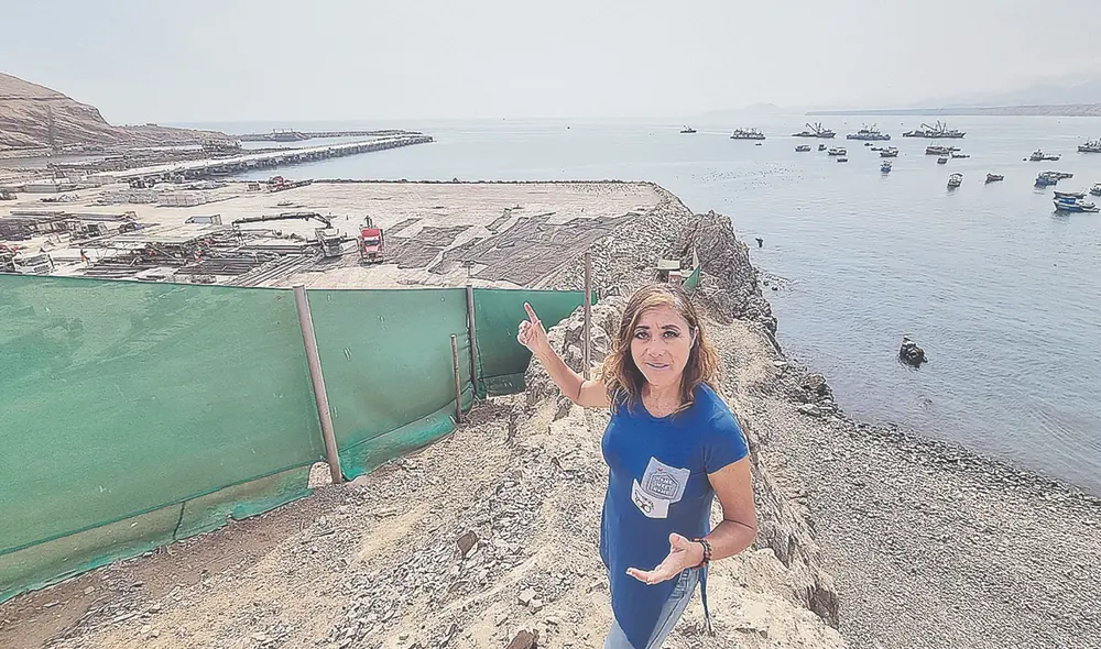 Cansada. Vecina de Chancay observa el avance que tienen las obras del megapuerto; no obstante, se entristece al ver que los proyectos que los beneficiarán aún se ejecutan a paso de tortuga. Rosa Quincho – URPI LR