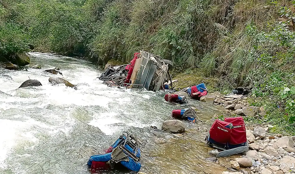 Terrible. El bus quedó en el fondo del abismo. De las 25 víctimas, 23 perecieron en el lugar. Foto: difusión Terrible. El bus quedó en el fondo del abismo. De las 25 víctimas, 23 perecieron en el lugar. Foto: difusión