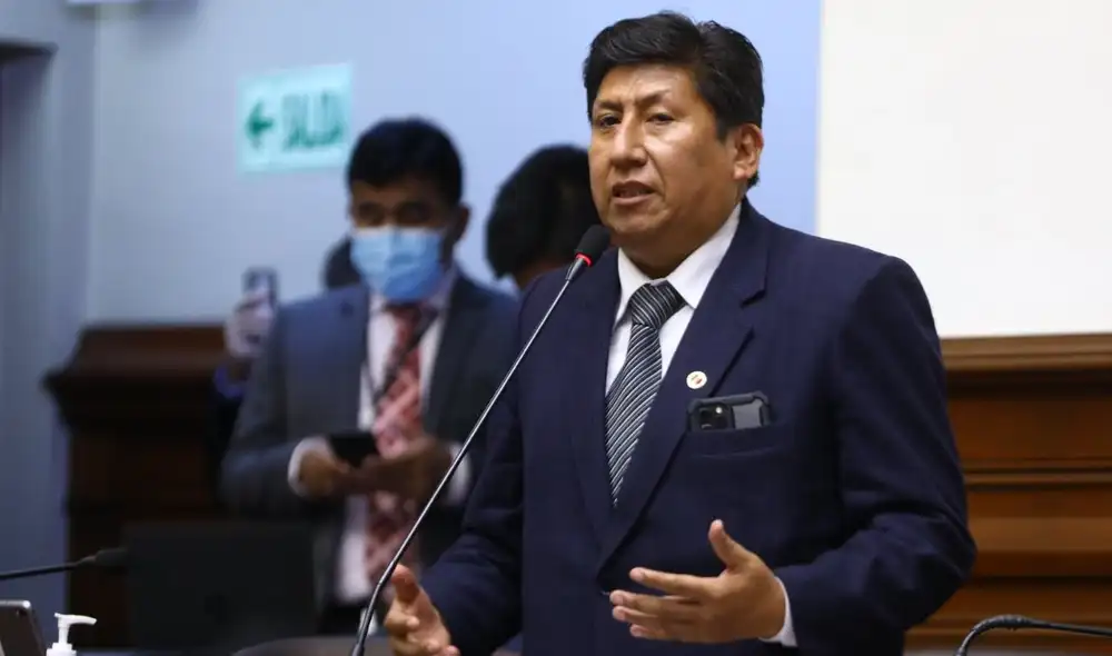 Cerrón indicó que, con los descuentos, la asignación quedaría en S/9.000. Foto: Congreso