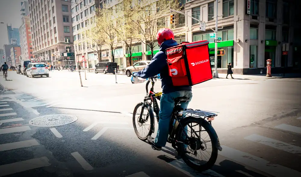 Los repartidores de DoorDash no necesitan títulos o estudios académicos. Foto: Richard B. Levine/ Alamy Los repartidores de DoorDash no necesitan títulos o estudios académicos. Foto: Richard B. Levine/ Alamy