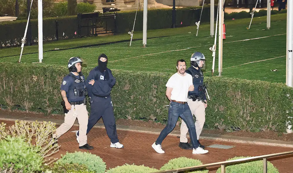 Liberar edificios. Las autoridades universitarias y ediles han lamentado tener que llegar a esta decisión. Foto: AFP Liberar edificios. Las autoridades universitarias y ediles han lamentado tener que llegar a esta decisión. Foto: AFP