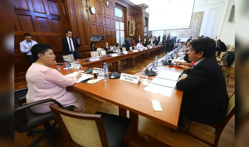 ¿Estuvo planificado? Martha Moyano amplió la agenda de la Comisión de Constitución y en minutos el defensor del Pueblo, Josué Gutiérrez, asistió a sustentar su proyecto sobre la JNJ. ¿Estuvo planificado? Martha Moyano amplió la agenda de la Comisión de Constitución y en minutos el defensor del Pueblo, Josué Gutiérrez, asistió a sustentar su proyecto sobre la JNJ.