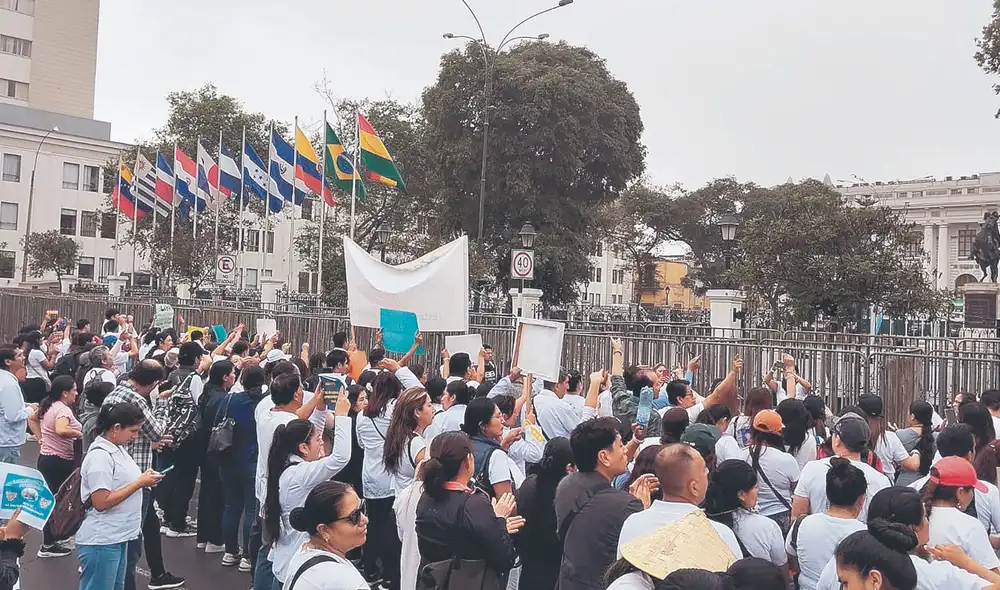En contra. Farmacéuticos protestaron frente al Congreso ante intento de un sector de congresistas de aprobar una ley de genéricos que no fue debatida. Foto: difusión En contra. Farmacéuticos protestaron frente al Congreso ante intento de un sector de congresistas de aprobar una ley de genéricos que no fue debatida. Foto: difusión