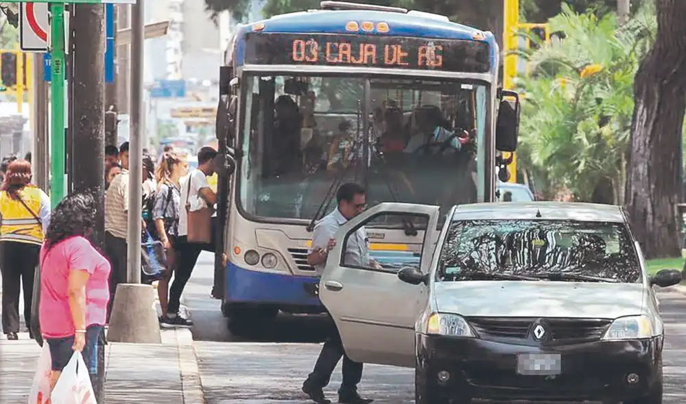 Caos. El negocio de los colectivos es la rapidez. Por eso van a excesiva velocidad, no respetan el semáforo, no tienen paraderos ni choferes profesionales.  Foto: difusión