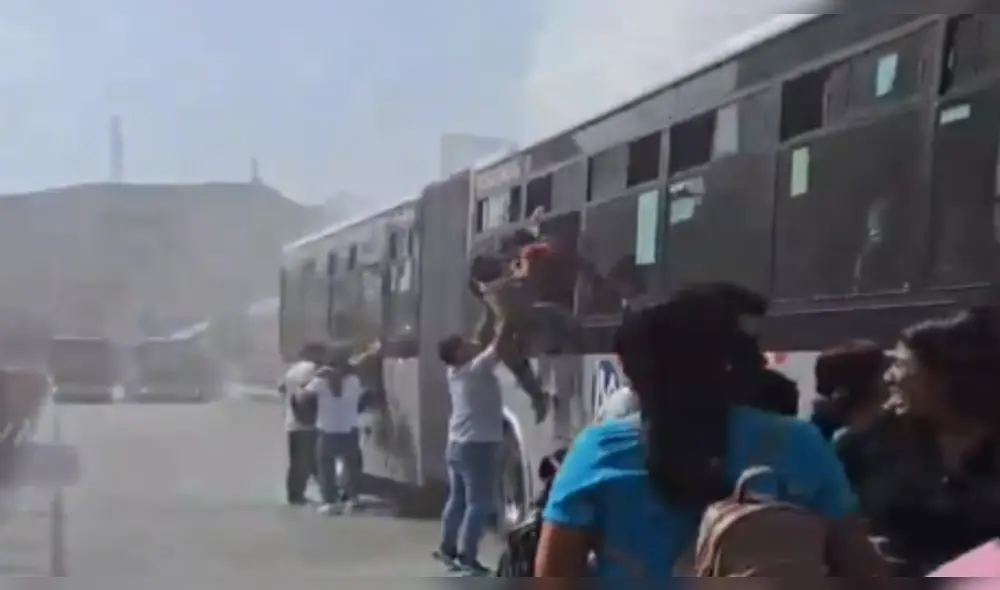 Pasajeros intentaron salir por las ventanas de la unidad para no ser alcanzados por las llamas del fuego. Foto: difusión