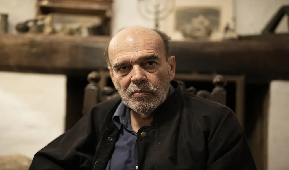 Luis Jochamowitz en su casa del malecón de Chorrillos.