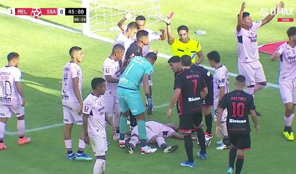 La ambulancia ingresó inmediatamente luego de que Jesús Barco quedó tirado en el terreno de juego. Foto: L1 Max