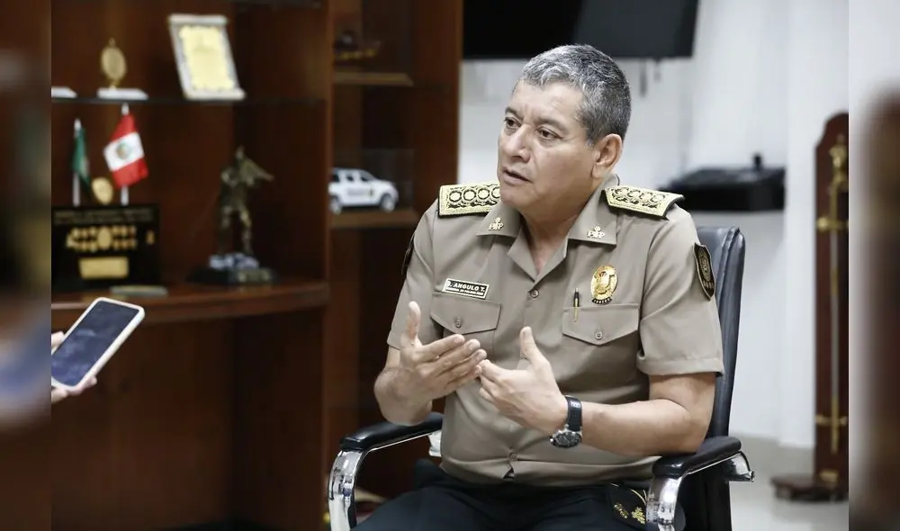 Excomandante general de la PNP Jorge Angulo fotografió a los espías. Excomandante general de la PNP Jorge Angulo fotografió a los espías.