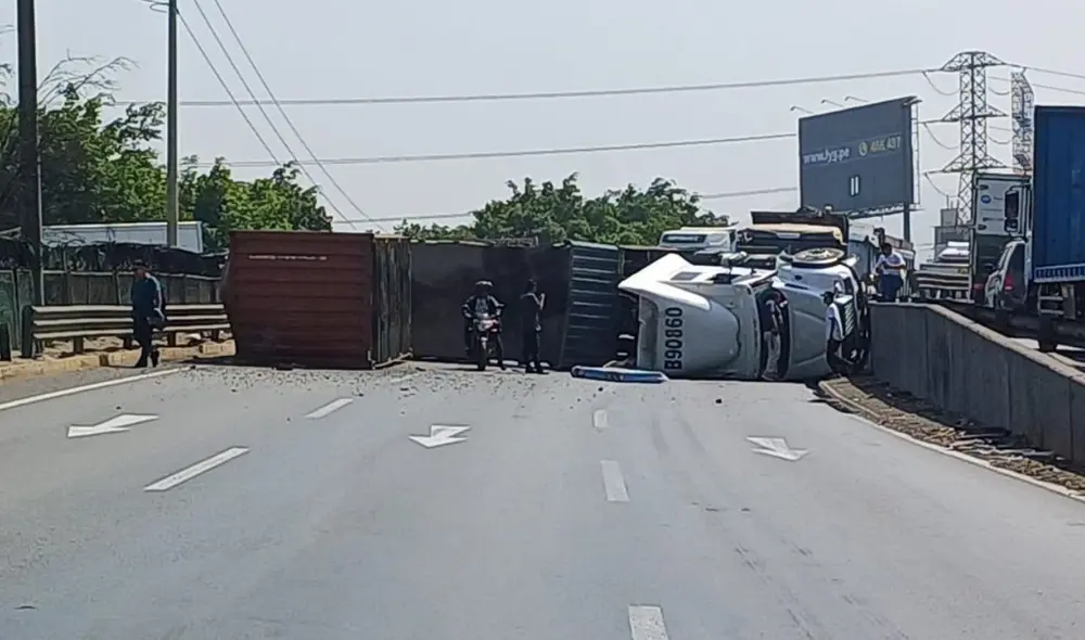 Vehículo colapsó a mitad de la conocida vía. Foto: difusión Vehículo colapsó a mitad de la conocida vía. Foto: difusión