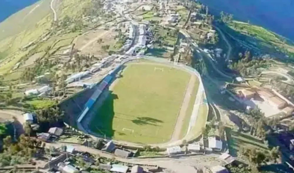 El estadio del centro poblado de Oxapata luce imponente en medio de un hermoso paisaje. Foto: Facebook.