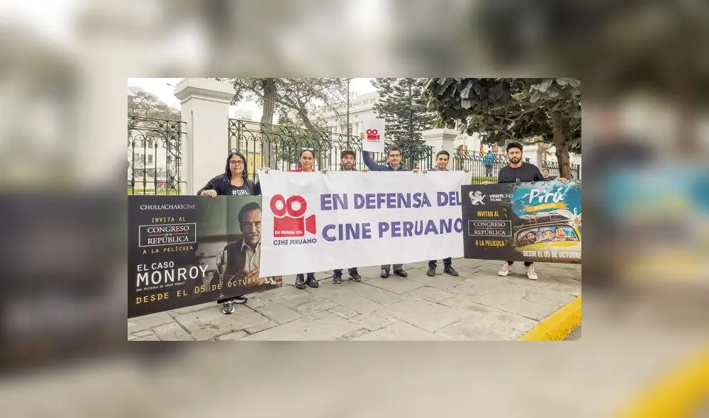 Parte del colectivo En defensa del cine peruano llegó al Congreso.